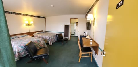 Classic Triple Room | Desk, free WiFi, bed sheets