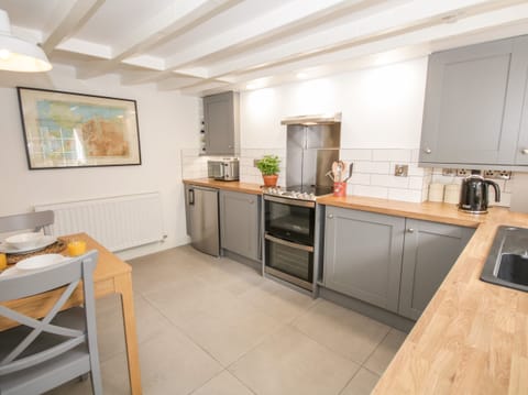 Cottage | Private kitchen | Fridge, dishwasher, electric kettle, toaster