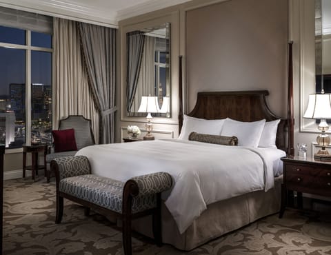Prestige Club Lounge Grand King Suite | Egyptian cotton sheets, premium bedding, pillowtop beds, minibar
