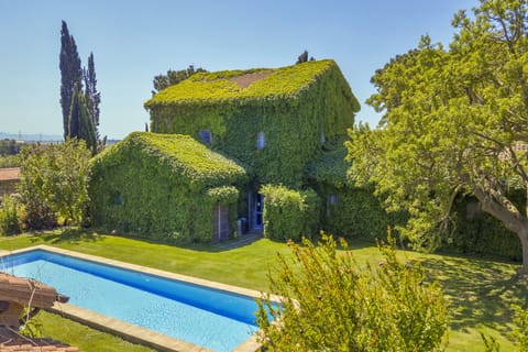 The pool, the tipical green Casale and the very weel kept garden