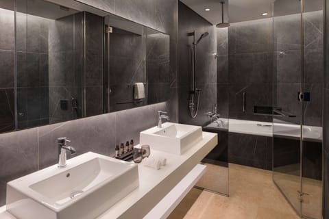 Suite, 1 King Bed, Balcony, Corner (Theme Park Access) | Bathroom | Combined shower/tub, rainfall showerhead, free toiletries, hair dryer