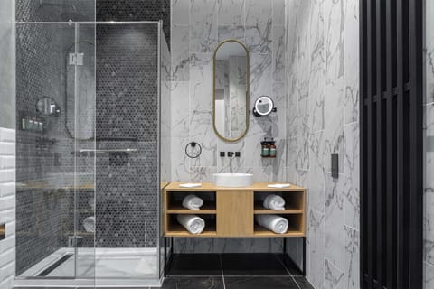 Deluxe Apartment, 2 Bedrooms | Bathroom shower