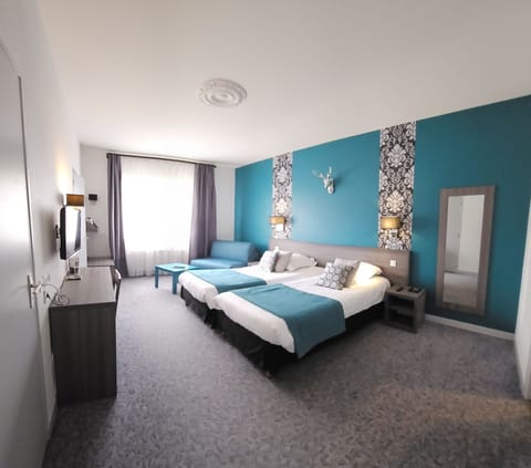 Executive Triple Room (Triple) | In-room safe, individually decorated, individually furnished, desk