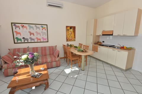 Panoramic Apartment | Private kitchen | Cookware/dishes/utensils