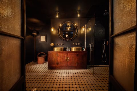 Deluxe Suite | Bathroom | Combined shower/tub, deep soaking tub, rainfall showerhead