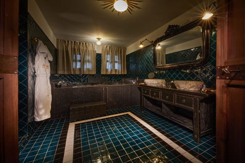 Executive Suite | Bathroom | Combined shower/tub, deep soaking tub, rainfall showerhead