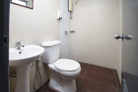 Standard Single Room | Bathroom | Shower, towels