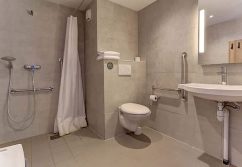 Double Room, Accessible, Non Smoking | Bathroom | Shower, towels, soap, shampoo