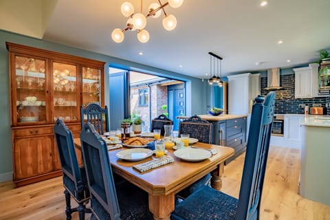 The Old Candle Shop Dining Area - StayCotswold