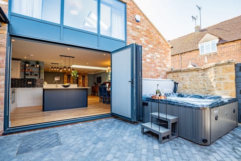 The Old Candle Shop Outdoor Patio - StayCotswold