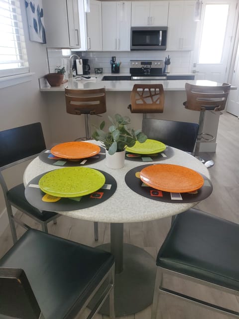 Dining area and bar seats 7. 2 additional chairs provided (in garage).