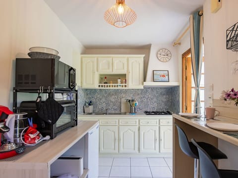 Furniture, Bed, Interior Design, Bedroom, Wall, Bed Sheet, Room, Bedding, Wood, Flooring