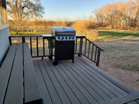 Gas grill with burner (we provide the propane)