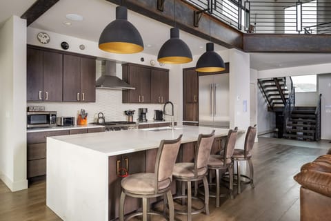 Seating for four at the breakfast bar