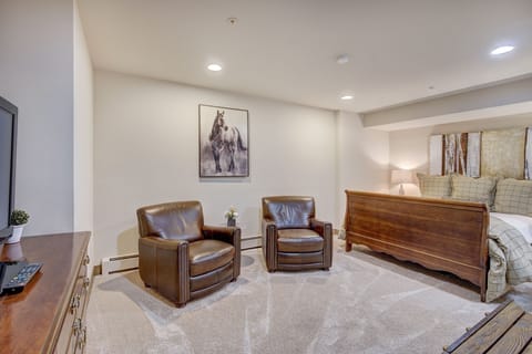 Furniture, Room, Indoors, Living Room, Reception