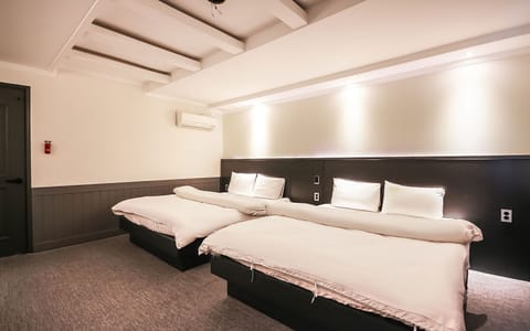 Room (Deluxe twin (double + double bed)) | 1 bedroom, minibar, free WiFi, bed sheets