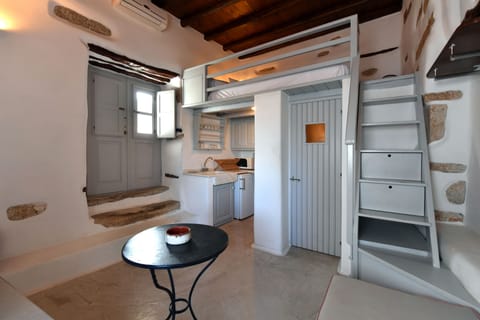 Deluxe Double Room | Private kitchen | Fridge, microwave, oven, cookware/dishes/utensils