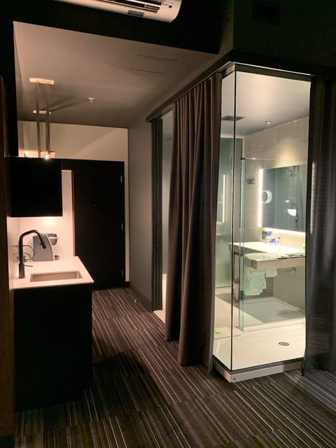 Suite Prestige King | Bathroom | Shower, hair dryer, towels, soap