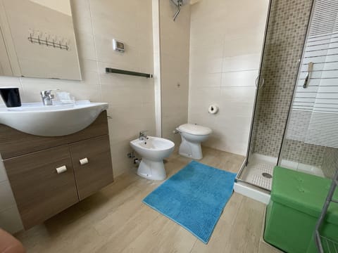 Comfort Triple Room | Bathroom | Shower, rainfall showerhead, free toiletries, hair dryer