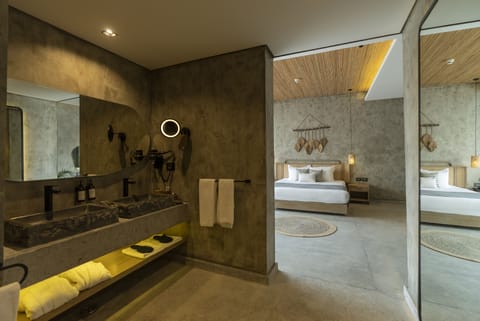 Executive Pool Suite (Posh Club) | Bathroom | Shower, free toiletries, hair dryer, bathrobes
