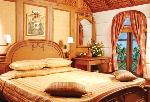 Family Room (2-bedroom Houseboat) | Desk, blackout drapes, bed sheets