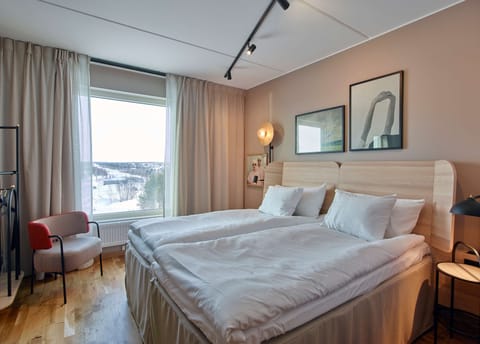 Standard Twin Room | In-room safe, desk, bed sheets
