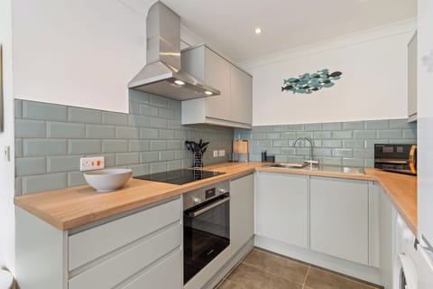 Sea Views from Balcony, Short Walk to Beach, Parking