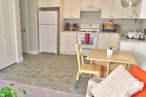 Fully stocked kitchen w/ pots, pans, spices, oils, Nespresso, blender, kettle.