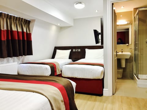 Quadruple Room | Premium bedding, desk, iron/ironing board, free WiFi