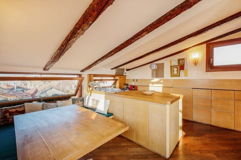 Dining table w/special view, with well-stocked kitchen 