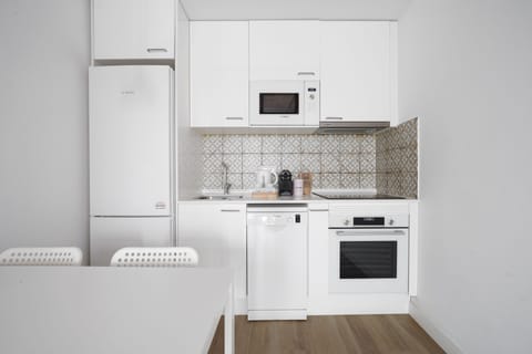 Full-size fridge, microwave, oven, stovetop