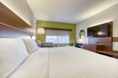 Room, 1 King Bed, Accessible (Roll-In Shower) | In-room safe, desk, iron/ironing board, free WiFi