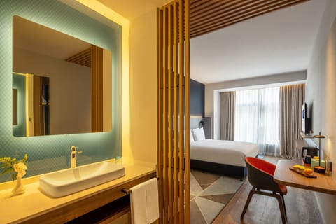 Standard Room, 1 King Bed | Bathroom | Shower, hair dryer, bathrobes, slippers