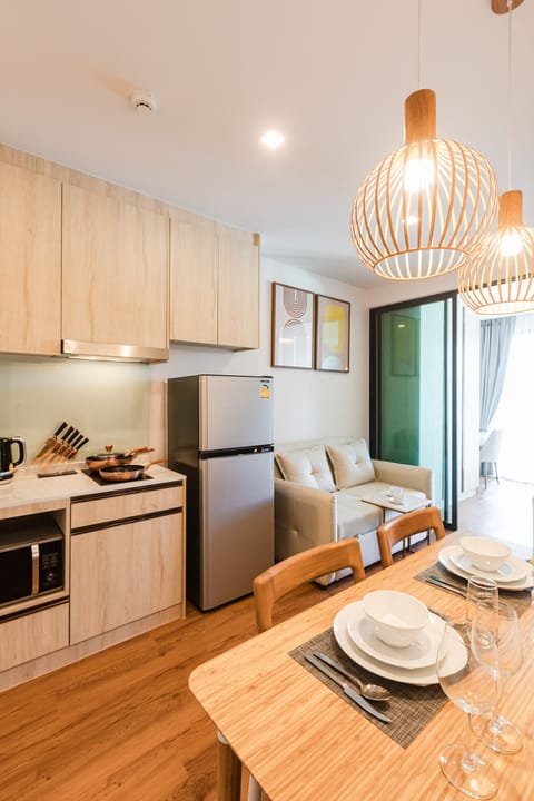 Superior Apartment | Private kitchen | Full-size fridge, microwave, stovetop, electric kettle