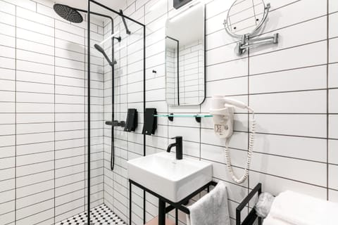 Single Room | Bathroom | Shower, rainfall showerhead, free toiletries, hair dryer