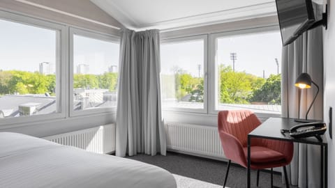 Standard Double Room | In-room safe, blackout drapes, soundproofing, iron/ironing board