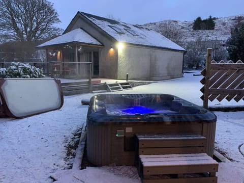 Cottage | Outdoor spa tub
