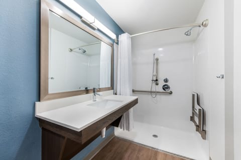 Combined shower/tub, towels