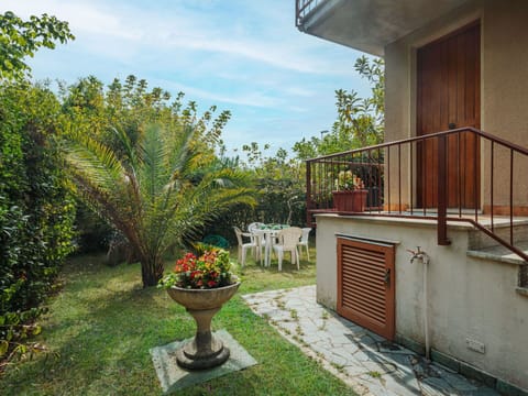 Plant, Cloud, Sky, Building, Property, Leaf, Flower, Flowerpot, Vegetation, Land Lot