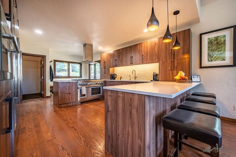 Double Ovens & Bar Seating for 4