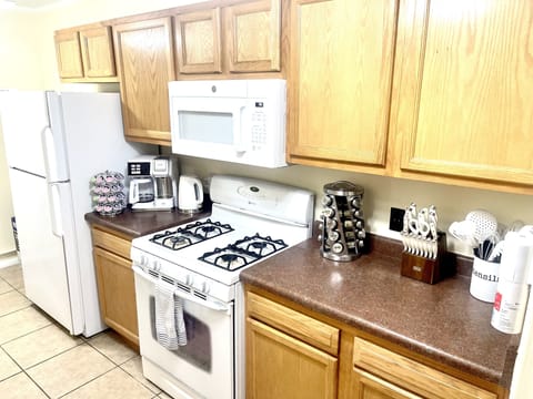 Fridge, Coffee & Tea Station, Gas Stove/Oven, Microwave/Exhaust Vent