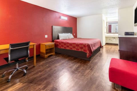 Standard Room, 1 King Bed, Non Smoking | Rollaway beds, free WiFi, bed sheets, alarm clocks