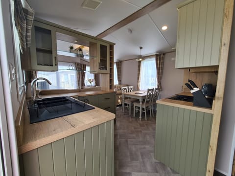 Cabin | Private kitchen | Fridge, microwave, oven, stovetop