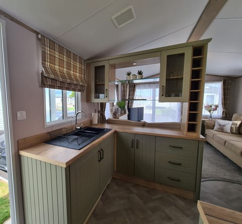 Cabin | Private kitchen | Fridge, microwave, oven, stovetop