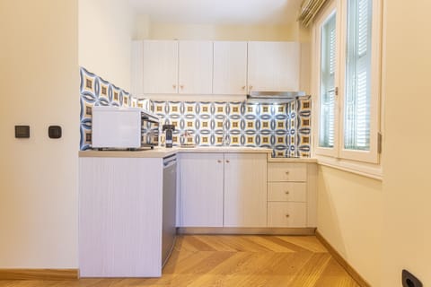 Deluxe Studio | Private kitchen | Mini-fridge, stovetop, toaster oven, cookware/dishes/utensils