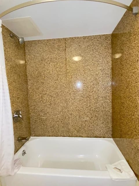 Combined shower/tub, hair dryer, towels