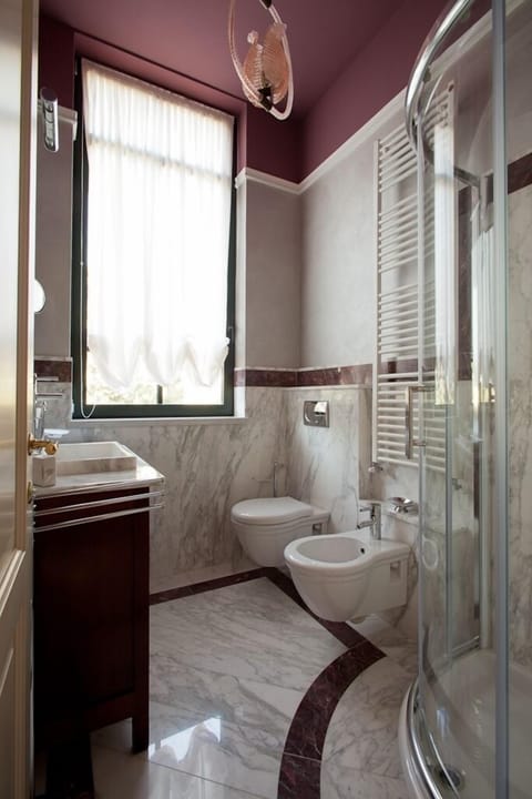 Suite, Garden View | Bathroom | Free toiletries, hair dryer, bathrobes, slippers