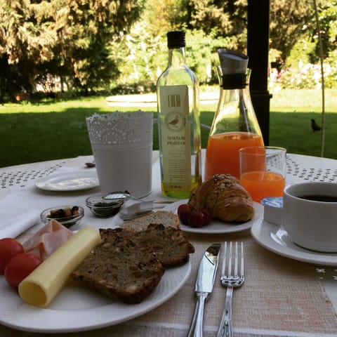 Daily continental breakfast (EUR 10 per person)