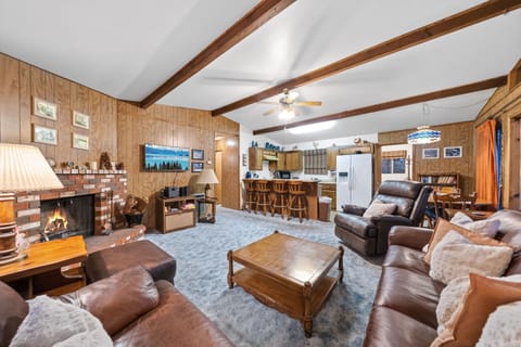Living room with smart TV, fireplace, comfortable seating and ea - Living room with smart TV, fireplace, comfortable seating and easy access to the kitchen.