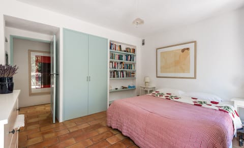 Lower floor bedroom. This bed can be separated into two singles.